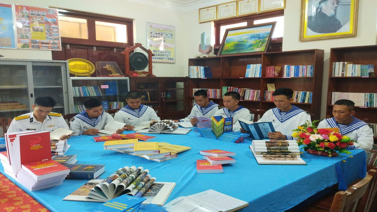 Cán bộ, chiến sĩ đảo Đá Đông thi trưng bày mô hình sách pháp luật. (Ảnh: CTV HQ)