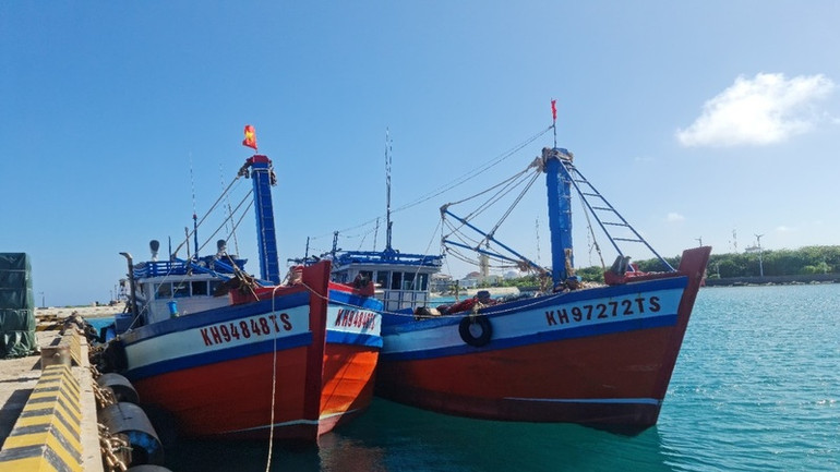 Tàu cá KH 94848TS cập cảng âu tàu đảo Trường Sa để sửa chữa.
