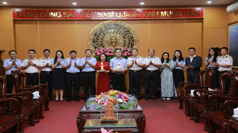 Đoàn công tác chụp ảnh lưu niệm. (Ảnh: CTV)