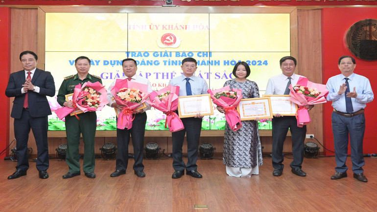 Ban tổ chức giải tặng Bằng khen cho 5 đơn vị có nhiều đóng góp cho thành công của giải. (Ảnh: NGỌC HÒA)