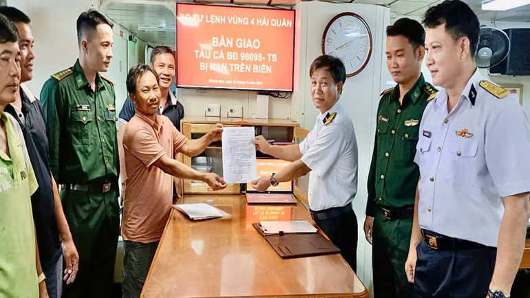 Đại diện Bộ Tư lệnh Vùng 4 Hải quân, tàu 467 bàn giao tàu cá BĐ 96095TS cho gia đình và địa phương. (Ảnh: CTV HQ)