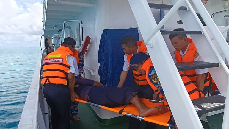 Tàu 418 đưa ngư dân Nguyễn Phú Quốc về đảo Sinh Tồn cấp cứu, điều trị. (Ảnh: CTV HQ) Tàu 418 đưa ngư dân Nguyễn Phú Quốc về đảo Sinh Tồn cấp cứu, điều trị. (Ảnh: CTV HQ)