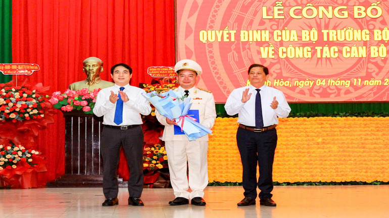 Bí thư Tỉnh ủy Nghiêm Xuân Thành và Chủ tịch Ủy ban nhân dân tỉnh Khánh Hòa Nguyễn Tấn Tuân chúc mừng Đại tá Nguyễn Hữu Phước. (Ảnh: CTV) Bí thư Tỉnh ủy Nghiêm Xuân Thành và Chủ tịch Ủy ban nhân dân tỉnh Khánh Hòa Nguyễn Tấn Tuân chúc mừng Đại tá Nguyễn Hữu Phước. (Ảnh: CTV)