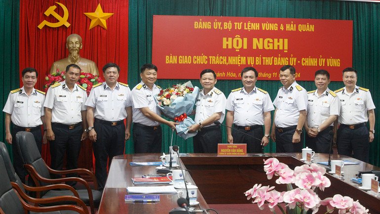 Chính ủy Hải quân tặng hoa chúc mừng Chuẩn Đô đốc Ngô Văn Thuân và Thượng tá Bùi Xuân Bình. (Ảnh: CTC HQ)