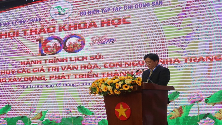 Đồng chí Hồ Văn Mừng, Bí thư Thành ủy Nha Trang phát biểu đề dẫn hội thảo. (Ảnh: PHONG NGUYÊN)