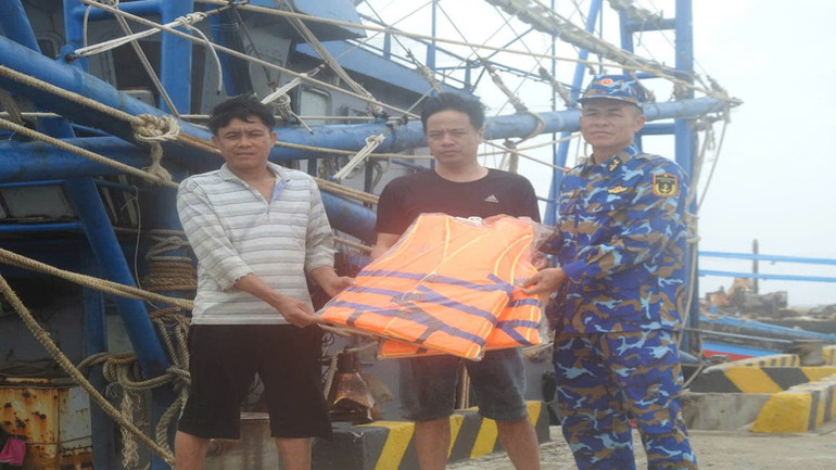 Trung tâm Dịch vụ Hậu cần-Kỹ thuật đảo Trường Sa tặng áo phao cho ngư dân tàu cá TH 93586TS (Ảnh: CTV HQ)