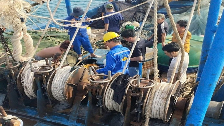 Nhân viên kỹ thuật Trung tâm Dịch vụ Hậu cần-Kỹ thuật đảo Trường Sa thực hiện sửa chữa tàu. (Ảnh: CTV HQ)