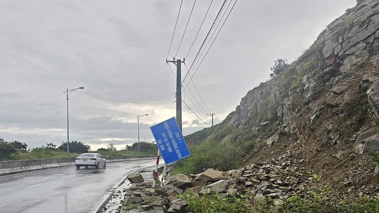 Do có mưa lớn, tại Km11+005 tuyến đường Nguyễn Tất Thành, xảy ra hiện tượng đất đá sạt lở xuống đường. (Ảnh: CTV )
