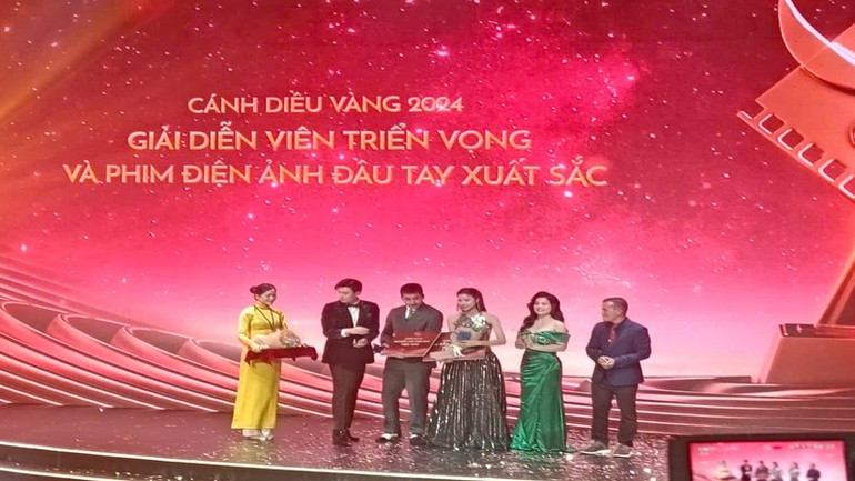 Ban Tổ chức trao giải Diễn viên triển vọng và Phim điện ảnh đầu tay xuất sắc. (Ảnh: CTV HĐA)