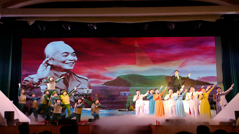 Một tiết mục tham gia liên hoan của Đội nghệ thuật quần chúng Tổng Công ty Tân cảng Sài Gòn. (Ảnh: CTV HQ) Một tiết mục tham gia liên hoan của Đội nghệ thuật quần chúng Tổng Công ty Tân cảng Sài Gòn. (Ảnh: CTV HQ)