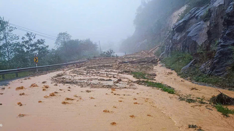 Đất, đá từ ta-luy dương sạt xuống mặt đường với khối lượng lớn, gây ách tắc giao thông. (Ảnh: CTV)