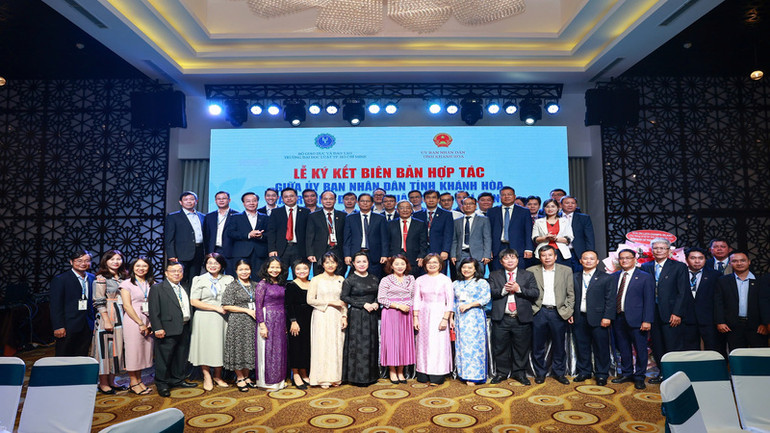 Hai đơn vị chụp ảnh lưu niệm. (Ảnh: AN NGUYỄN)