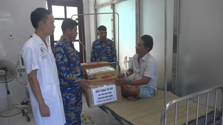 Quân y đảo Song Tử Tây cấp cứu và hỗ trợ ngư dân Nguyễn Đức Quốc. (Ảnh: CTV HQ)