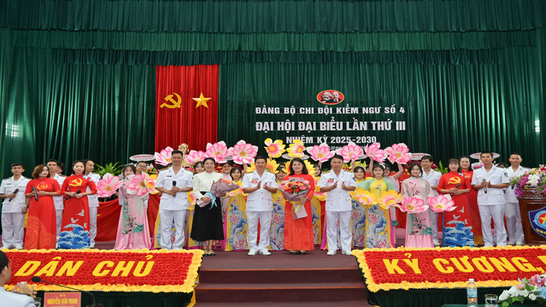 Các tổ chức quần chúng và đơn vị kết nghĩa chúc mừng Đại hội. (Ảnh: CTV HQ)