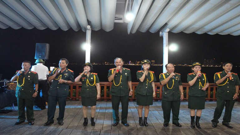 Những người cựu binh hát về Trường Sa. (Ảnh: VĂN TÀI)