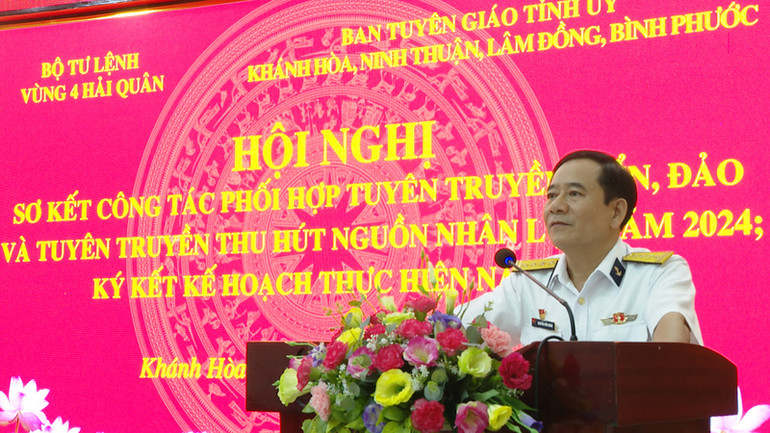 Đại tá Nguyễn Hữu Minh, Phó Chính ủy Vùng 4 Hải quân phát biểu chỉ đạo hội nghị. (Ảnh: CTV HQ)
