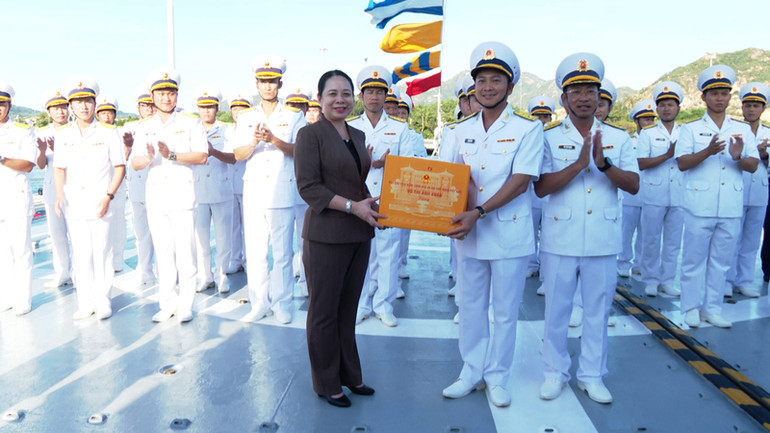 Phó Chủ tịch nước Võ Thị Ánh Xuân tặng quà Lữ đoàn 146, Quân chủng Hải quân. (Ảnh: CTV HQ)