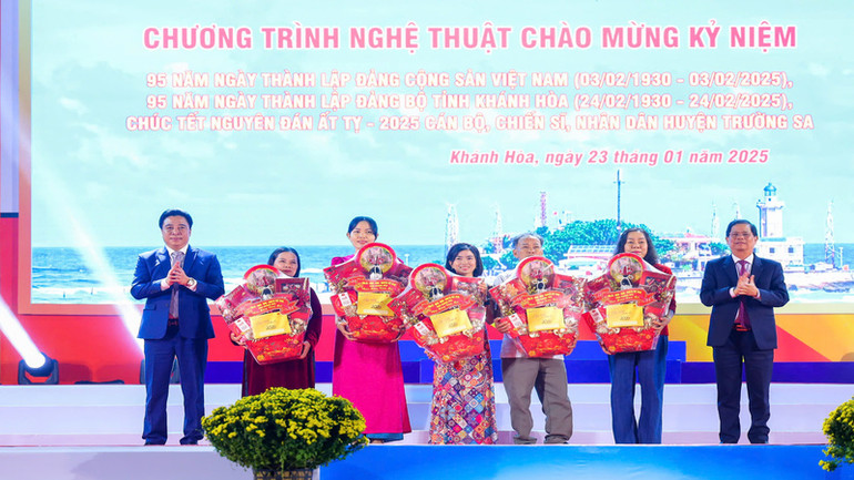 Lãnh đạo tỉnh Khánh Hòa tặng quà thân nhân cán bộ, chiến sĩ đang thực hiện nhiệm vụ ở quần đảo Trường Sa. (Ảnh: CTV)
