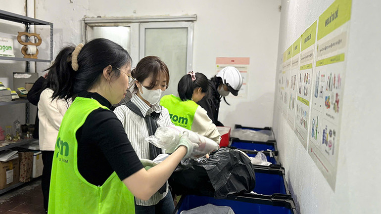 Đều đặn mỗi cuối tuần, Tagom lại tiếp đón nhiều người dân mang rác đến điểm tập kết. Đều đặn mỗi cuối tuần, Tagom lại tiếp đón nhiều người dân mang rác đến điểm tập kết.