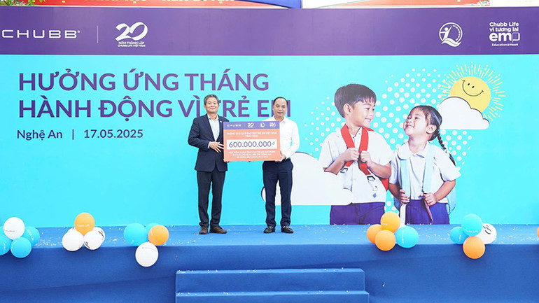 Lãnh đạo Chubb Life Việt Nam trao bảng tượng trưng hỗ trợ quà cho trẻ em có hoàn cảnh đặc biệt khó khăn trị giá 600 triệu đồng thông qua Quỹ Bảo trợ trẻ em Việt Nam. (Ảnh NFVC)