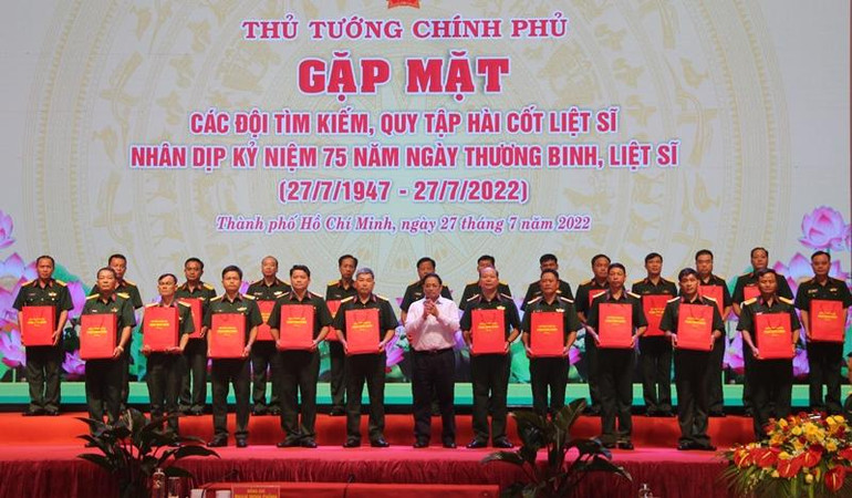 Biểu dương các cá nhân, tập thể tổ chức có nhiều hiệu quả trong công tác tìm kiếm, quy tập hài cốt liệt sĩ.