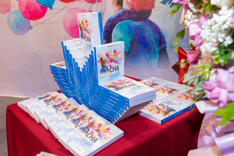 Cuốn sách "Cha và con gái" được ra mắt ngay tại lễ trao giải cuộc thi. Cuốn sách "Cha và con gái" được ra mắt ngay tại lễ trao giải cuộc thi.