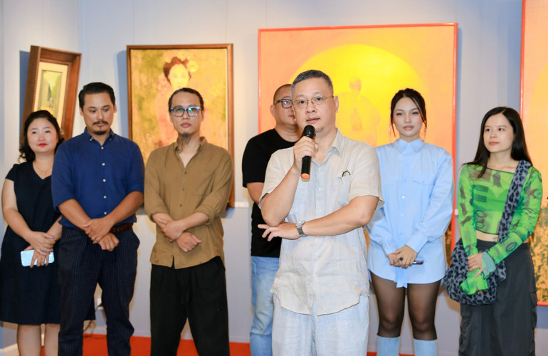 Họa sĩ Nguyễn Hồng Tuấn chia sẻ tại triển lãm.
