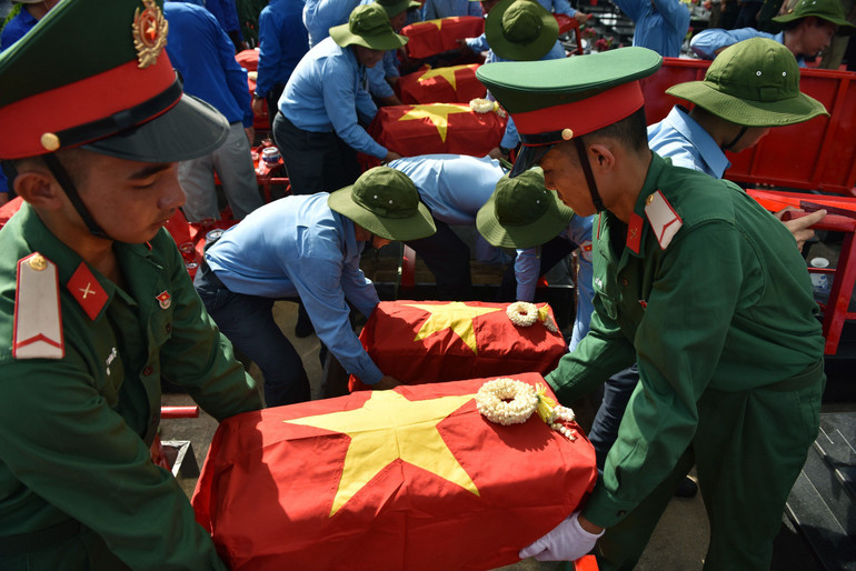 Đưa hài cốt liệt sĩ trở về đất mẹ. (Ảnh: Quang Khải) Đưa hài cốt liệt sĩ trở về đất mẹ. (Ảnh: Quang Khải)