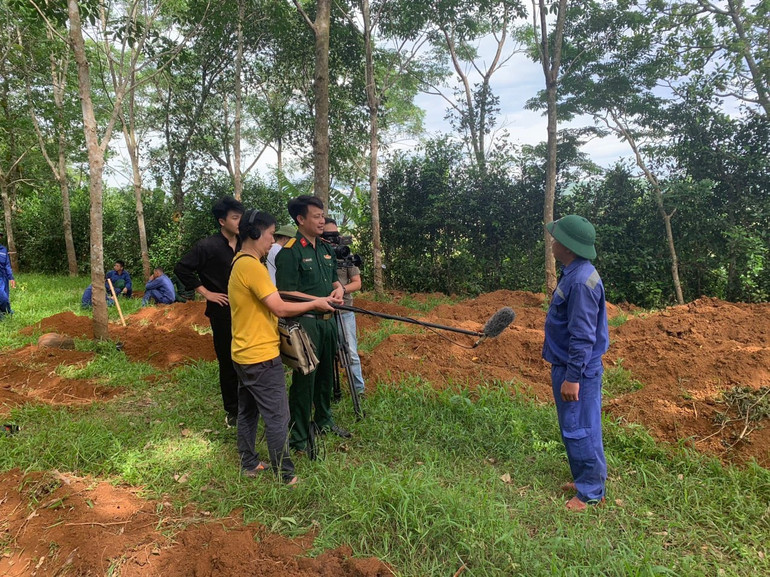 Đạo diễn và ê-kíp tại hậu trường