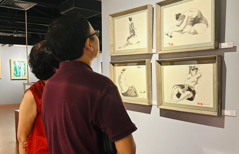 Công chúng thích thú với loạt tác phẩm ký họa của họa sĩ Nguyễn Hồng Tuấn.