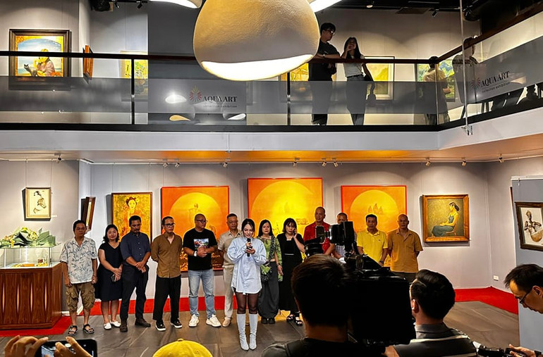 Các họa sĩ giao lưu tại triển lãm.