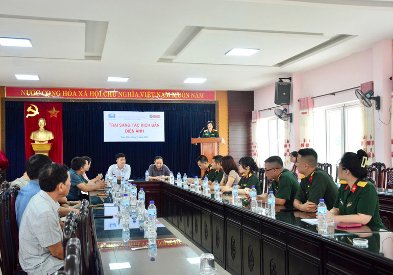 Thượng tá, Nhà biên kịch Nguyễn Thu Dung, Giám đốc Điện ảnh Quân đội nhân dân phát biểu.