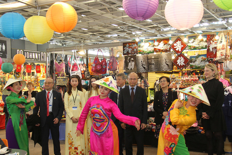 Chương trình biểu diễn của các nghệ sĩ thuộc Nhà hát Múa rối Việt Nam góp phần làm nổi bật không gian VIệt Nam tại hội chợ. (Ảnh: Khải Hoàn) Chương trình biểu diễn của các nghệ sĩ thuộc Nhà hát Múa rối Việt Nam góp phần làm nổi bật không gian VIệt Nam tại hội chợ. (Ảnh: Khải Hoàn)