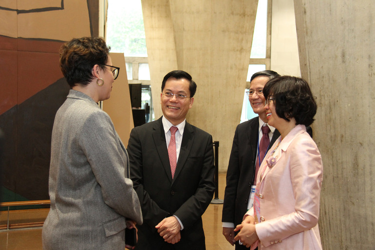 Thứ trưởng Ngoại giao Hà Kim Ngọc và Đại sứ, Trưởng Phái đoàn thường trực Việt Nam bên cạnh UNESCO Lê Thị Hồng Vân trao đổi với đại biểu các nước thành viên tham dự kỳ họp. (Ảnh: KHẢI HOÀN)