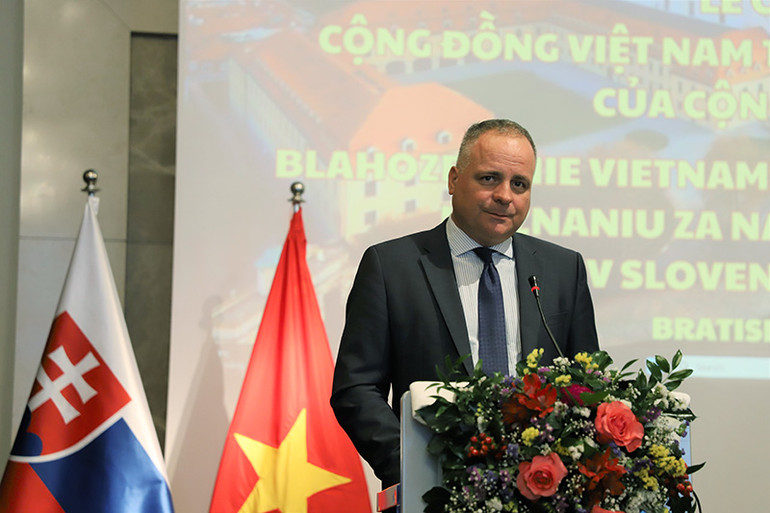 Ông Juraj Droba khẳng định sẵn sàng hỗ trợ cộng đồng với tư cách là một bộ phận của dân tộc Slovakia. Theo Bộ Ngoại giao Slovakia, có khoảng 9 nghìn người Việt ở nước này.