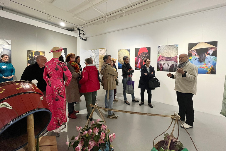 Nhiếp ảnh gia Thiery Beyne giới thiệu về những bức ảnh khắc họa rất ấn tượng cuộc sống của phụ nữ Việt Nam trong suốt 4 năm ông đi tới các vùng quê tại Việt Nam. (Ảnh: KHẢI HOÀN)