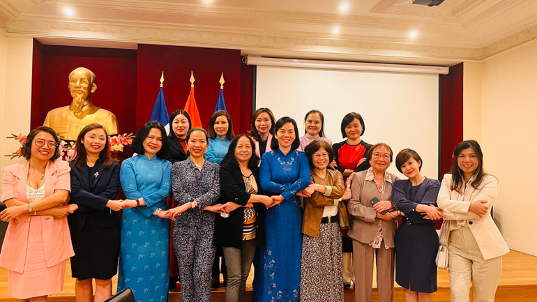 Đoàn Trung ương Hội Liên hiệp Phụ nữ Việt Nam gặp các đại diện các hội đoàn người Việt tại Pháp. (Ảnh: Khải Hoàn)