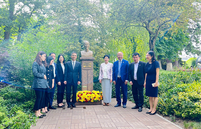 Đoàn công tác của Bộ Tài chính dâng hoa tại tượng Chủ tịch Hồ Chí Minh trong công viên Montreau (TP Montreuil). Tham gia các hoạt động của đoàn có Đại sứ Việt Nam tại Pháp Đinh Toàn Thắng. Đoàn công tác của Bộ Tài chính dâng hoa tại tượng Chủ tịch Hồ Chí Minh trong công viên Montreau (TP Montreuil). Tham gia các hoạt động của đoàn có Đại sứ Việt Nam tại Pháp Đinh Toàn Thắng.