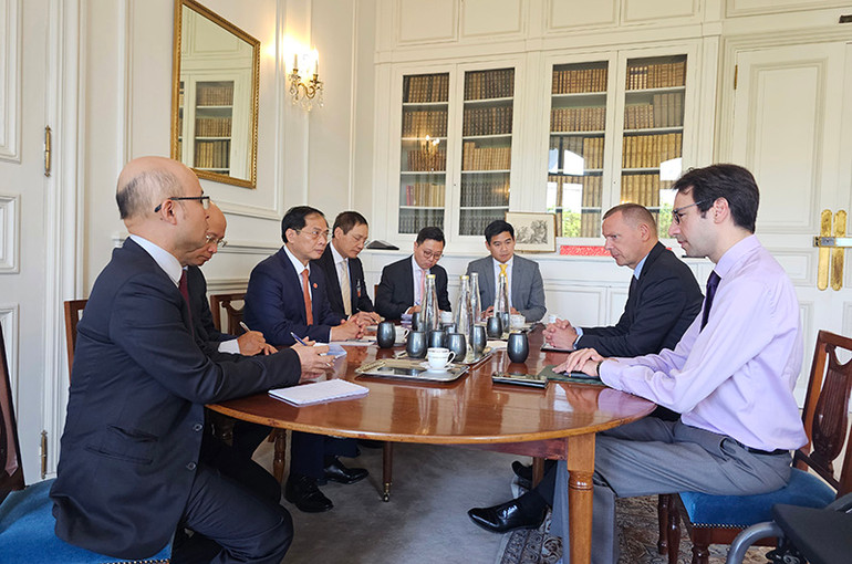 Bộ trưởng Ngoại giao Bùi Thanh Sơn trao đổi với Cố vấn đối ngoại Emmanuel Bonne và Cố vấn đối ngoại châu Á Walid Fouque của Tổng thống Pháp. (Ảnh: MINH DUY)