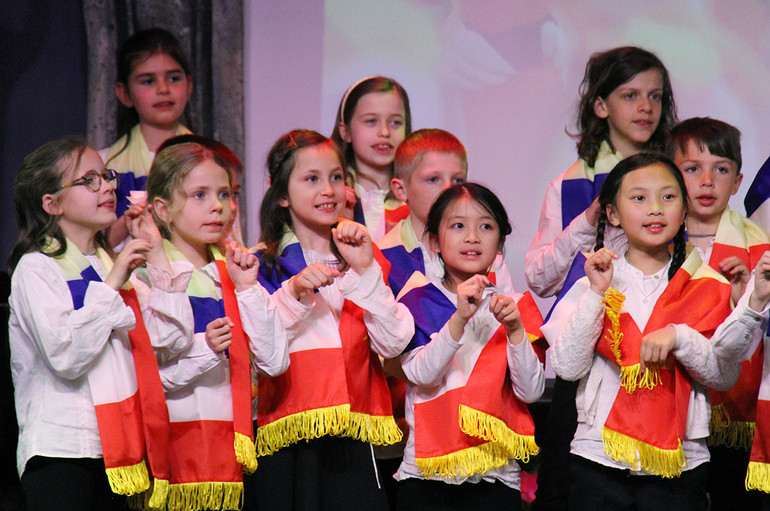 Dàn hợp xướng thiếu nhi của Nhạc viện Versailles mở đầu chương trình nghệ thuật "Việt-Pháp: khúc ca xuân". (Ảnh: Khải Hoàn)