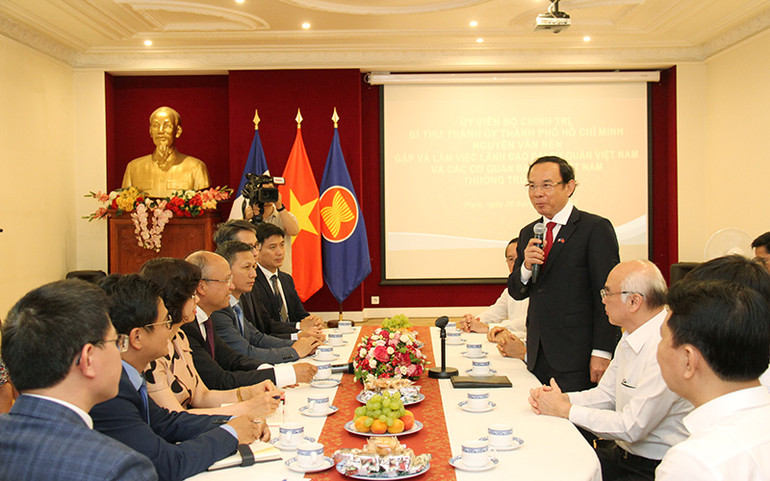 Đồng chí Nguyễn Văn Nên làm việc với lãnh đạo Đại sứ quán và các cơ quan đại diện Việt Nam tại Pháp. (Ảnh: Khải Hoàn)