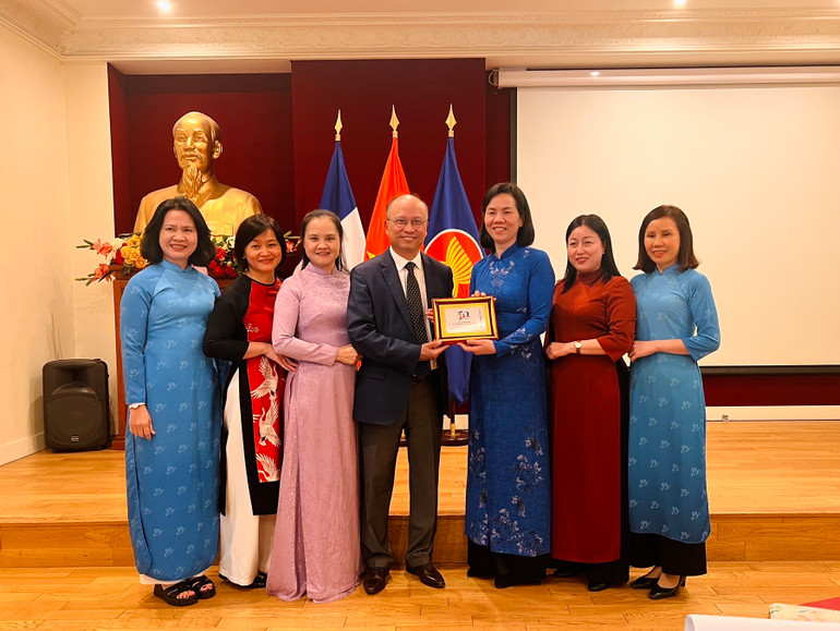 Đại sứ đặc mệnh toàn quyền Việt Nam tại Pháp Đinh Toàn Thắng tiếp Đoàn Trung ương Hội Liên hiệp Phụ nữ Việt Nam. (Ảnh: Minh Duy)