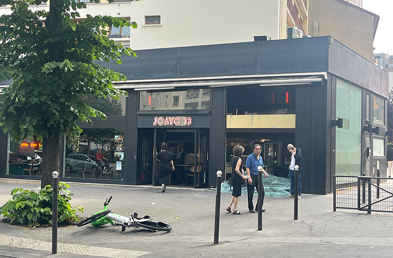 Một nhà hàng ở quận 13 (Paris) bị đập phá. (Ảnh: Khải Hoàn)