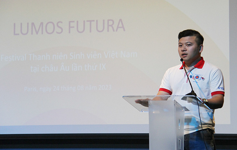 Chủ tịch Hội Sinh viên Việt Nam tại Pháp Nguyễn Phan Bảo Thụy chia sẻ mong muốn chung của thanh niên và sinh viên tại châu Âu, đó là tỏa sáng và thắp sáng tương lai. (Ảnh: KHẢI HOÀN)