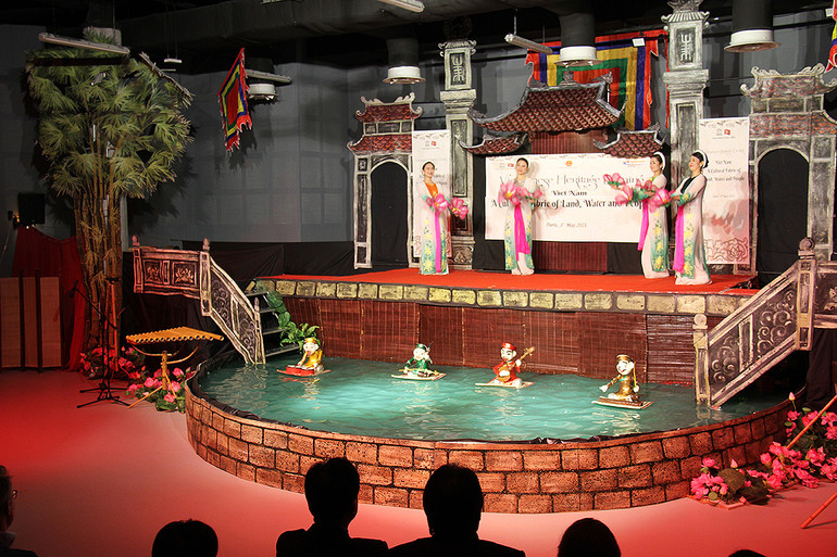 Tiết mục hát văn xá thượng kết hợp múa, rối nước chào đón xuân mới với trăm hoa đua nở, niềm vui, hạnh phúc và khát vọng trên khắp đất nước Việt Nam. (Ảnh: Khải Hoàn)