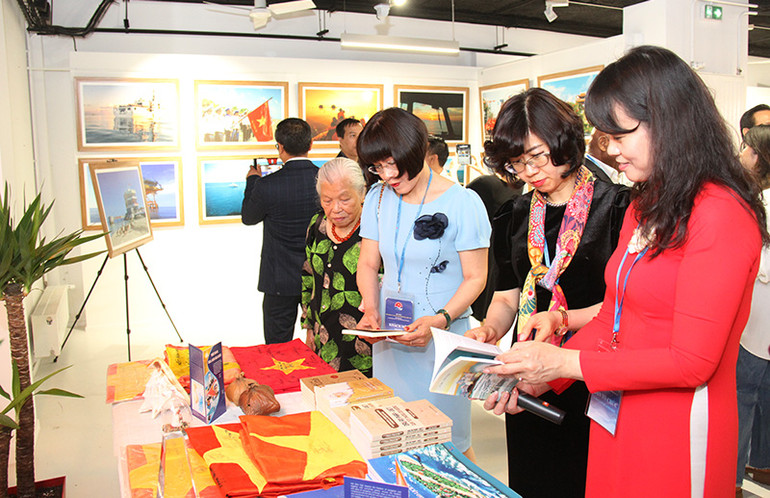 Trưng bày, giới thiệu những kỷ vật về Trường Sa gồm sách, cờ Tổ quốc có chữ ký của kiều bào và trái bàng vuông do kiều bào gìn giữ từ chuyến đi thăm Trường Sa. (Ảnh: MINH DUY)