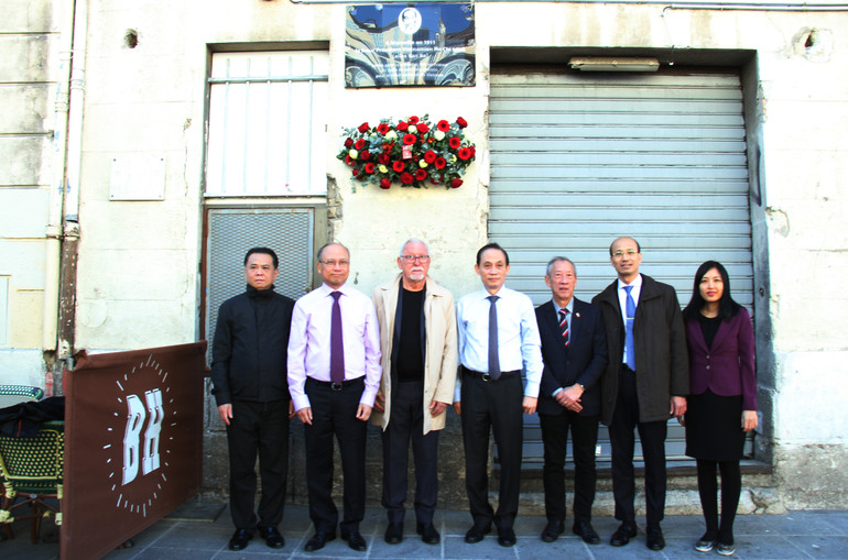 Đoàn đại biểu Đảng ta đặt hoa tại Biển tưởng niệm Chủ tịch Hồ Chí Minh.