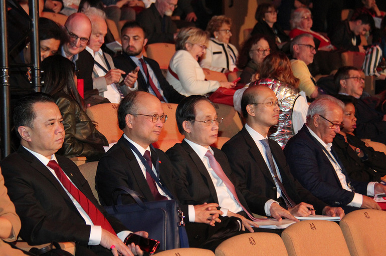 Đoàn đại biểu Đảng ta do đồng chí Lê Hoài Trung, Ủy viên Trung ương Đảng, Trưởng Ban Đối ngoại Trung ương làm Trưởng đoàn, dự Đại hội lần thứ 39 của Đảng Cộng sản Pháp.