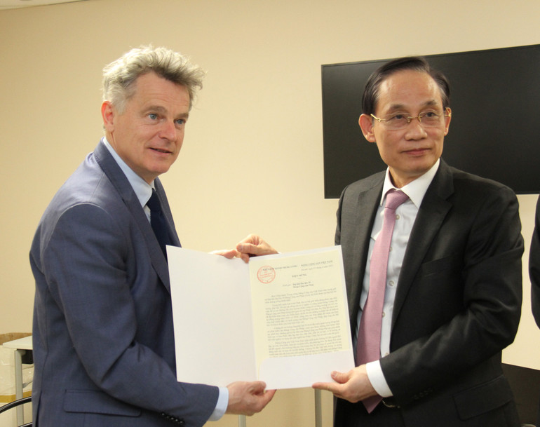 Đồng chí Lê Hoài Trung trao điện mừng của Trung ương Đảng ta gửi Đại hội 39 Đảng Cộng sản Pháp.