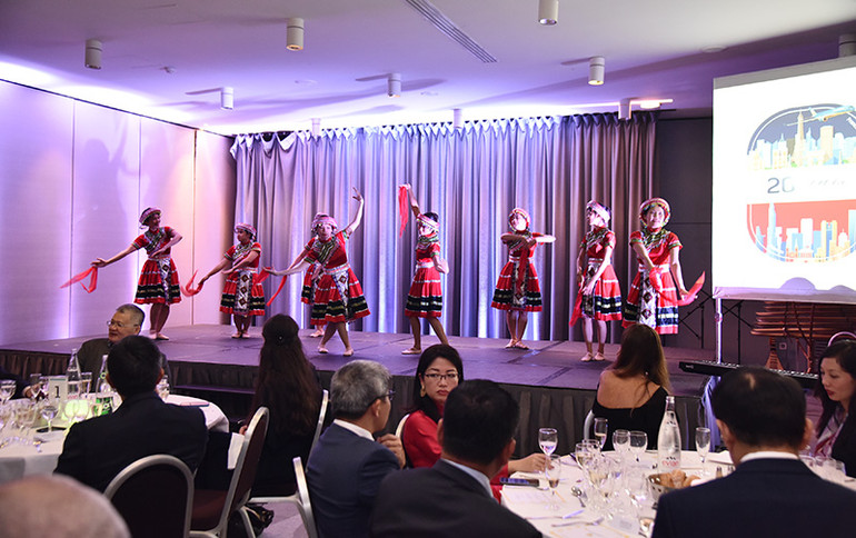 Chương trình nghệ thuật "Hương sắc Việt" giới thiệu kho tàng văn hóa của 54 dân tộc ở đất nước hình chữ S giàu lòng mến khách. (Ảnh: Minh Duy)